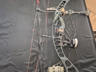 Hoyt Maxxis 35 Compound Bow Package with Sight, Rest, Stabilizer, Arrows, and Case