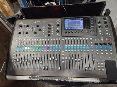 Behringer X32 Full size Mixer w/ATA Case
