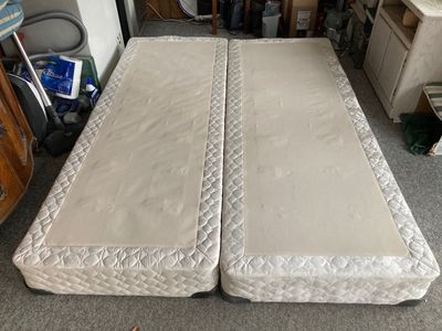 2 Box Springs Sealy Posturepedic for Queen Size Bed