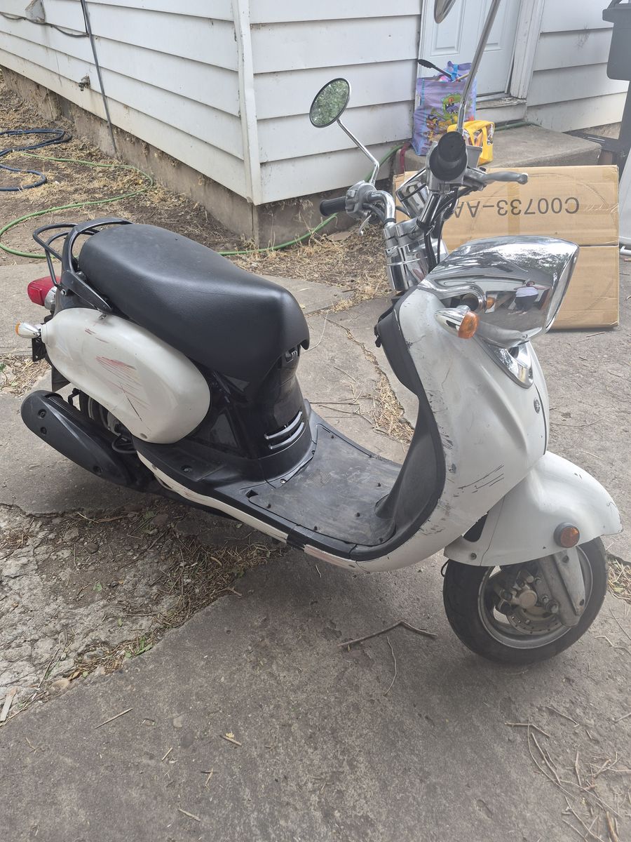 Yamaha Vino 125cc Scooter - White/Black - Runs well