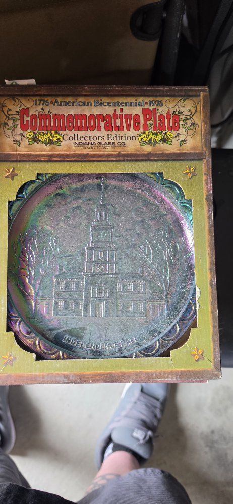 Indiana Glass Co. American Bicentennial 1776-1976 Carnation Iridescent Commemorative Collector Plate Set in Original Box