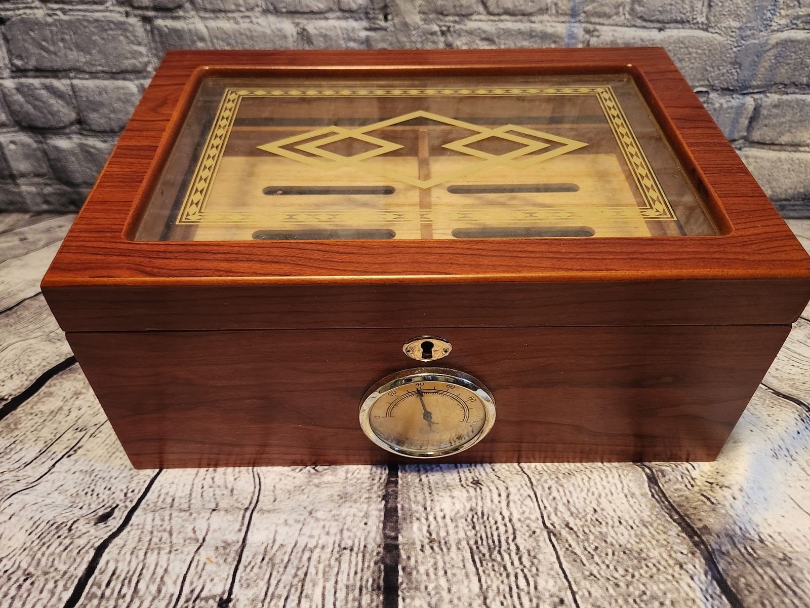 Cigar humidifier