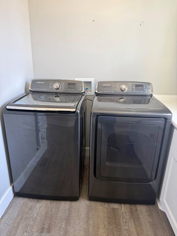 Samsung Washer & Gas Dryer Set — Like New