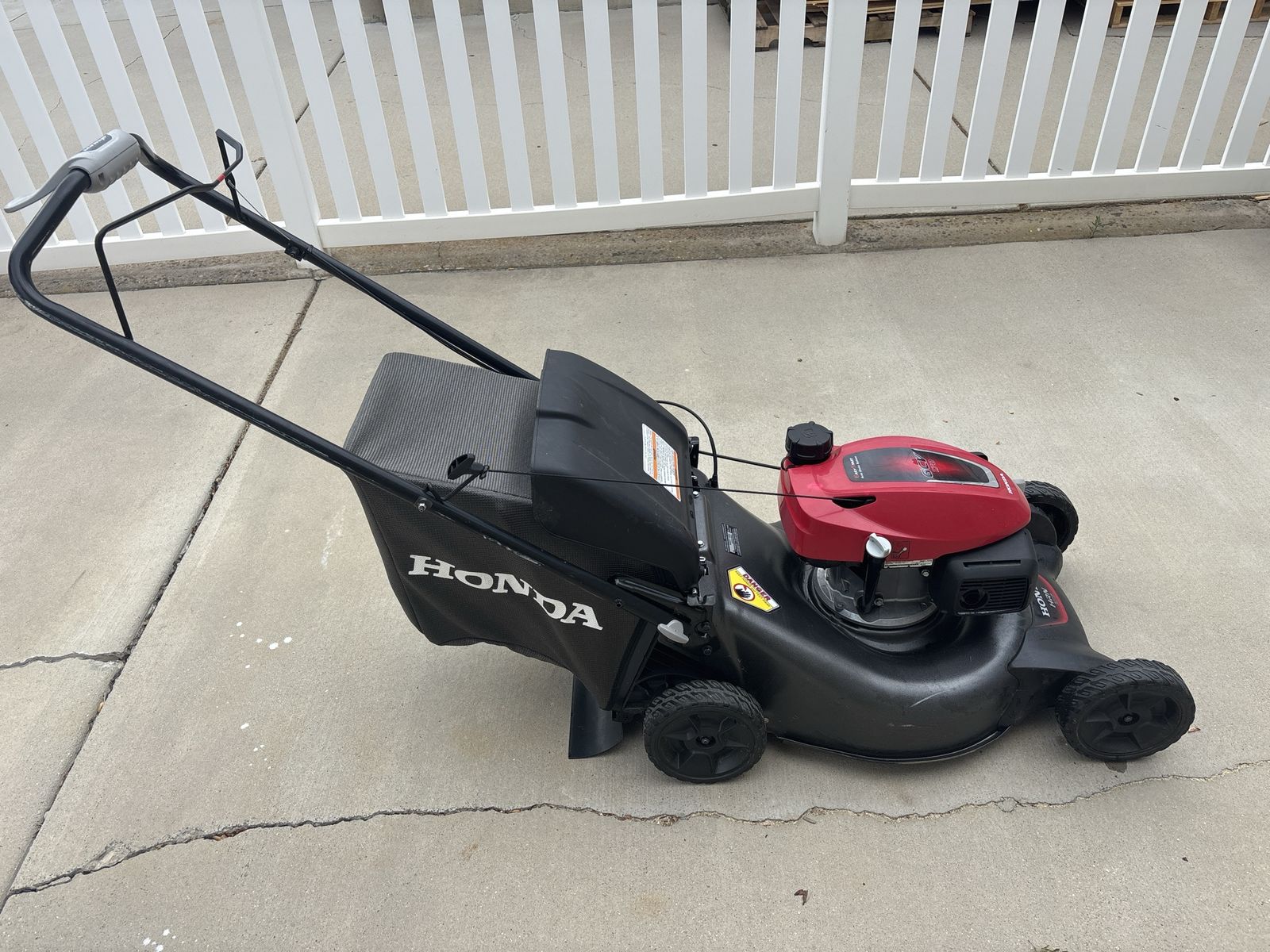Honda 21" HRN216 Self Propelled Gas Mower with Bag
