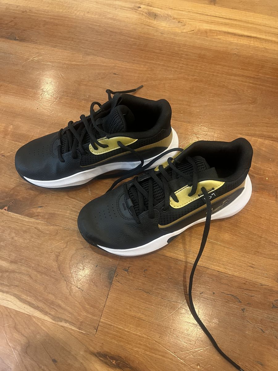 Youth basketball shoes