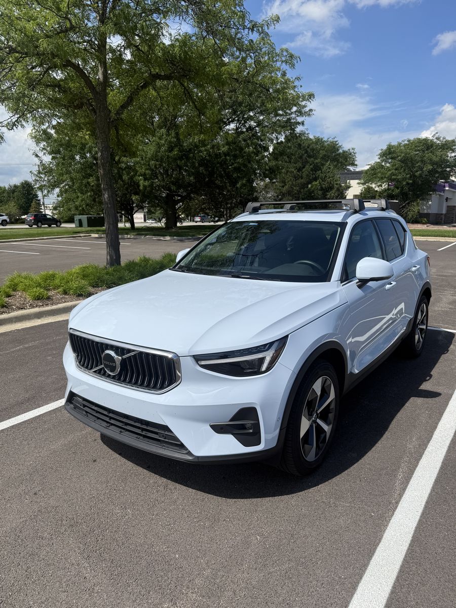 2025 Volvo XC40 B5 Plus Bright Theme