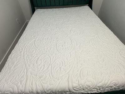 Queen Posh+Lavish Mattress, Nearly New, Guest Room Use. Mattress only!