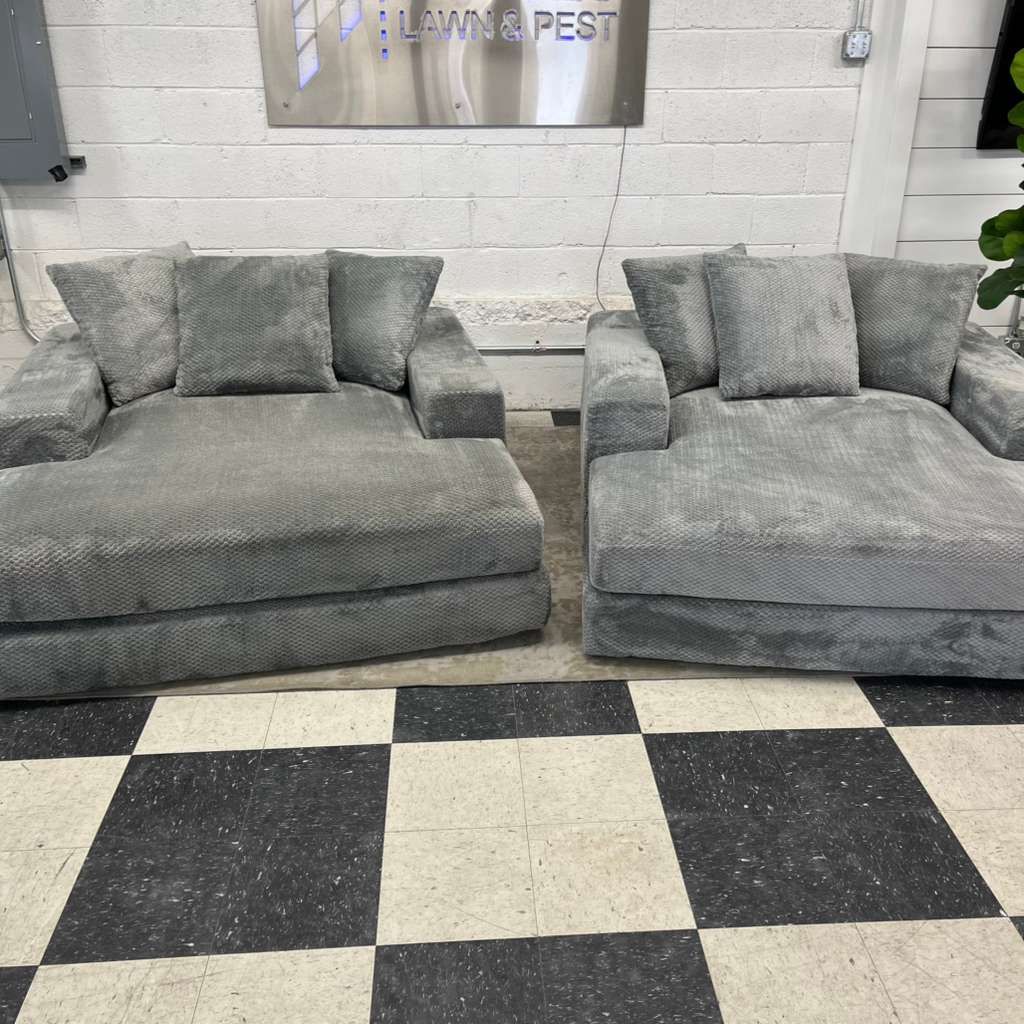 LIKE NEW!! COSTCO SEALY CALIN FABRIC FOAM LOUNGER / LOVESEAT!!