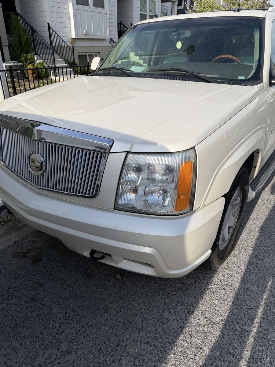 2004 CADILLAC ESCALADE Base