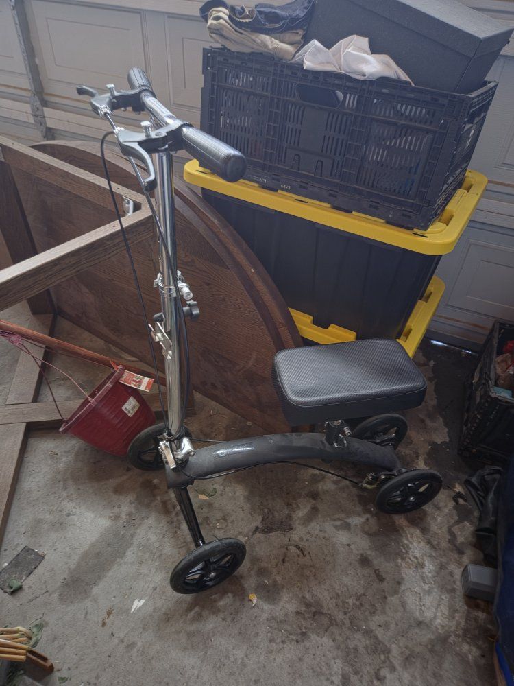 KneeRover Economy Knee Scooter Steerable Knee Walker Crutch Alternative Black/Silver