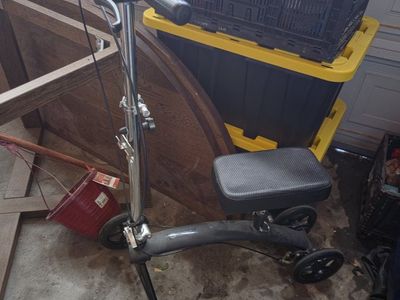 KneeRover Economy Knee Scooter Steerable Knee Walker Crutch Alternative Black/Silver