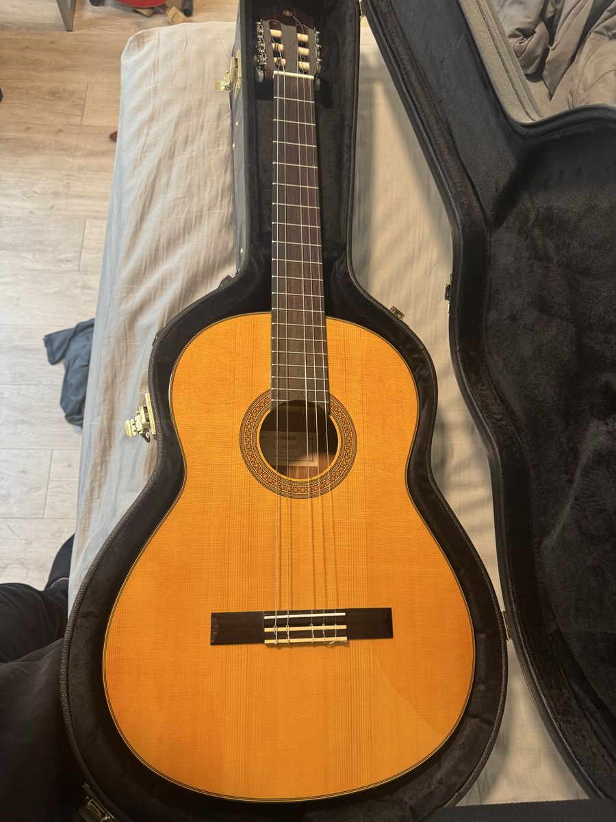 Yamaha CG142SH Classical Guitar (with Hard Case)