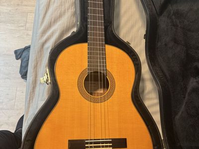 Yamaha CG142SH Classical Guitar (with Hard Case)