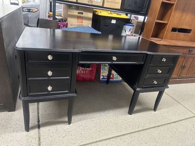 Black Desk