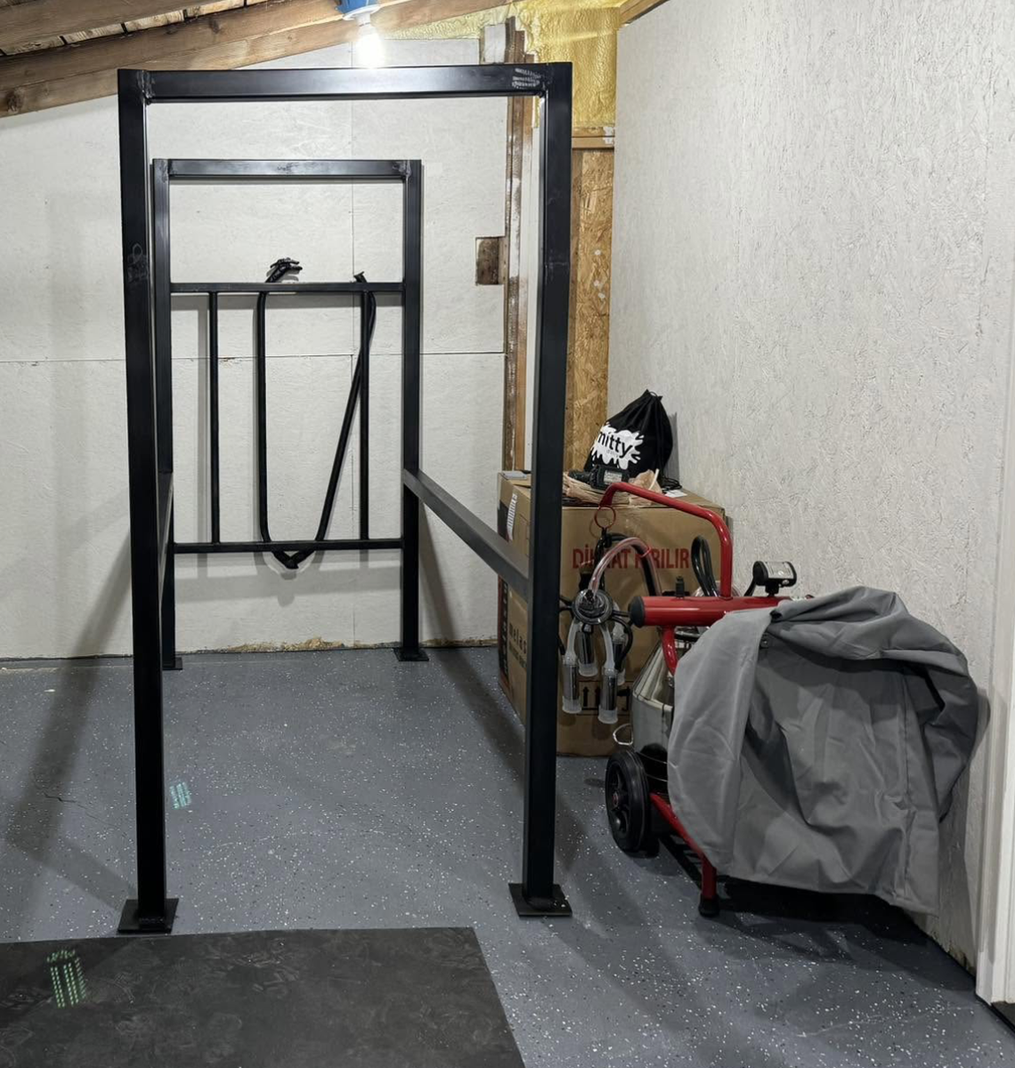 Metal stanchion with head catch
