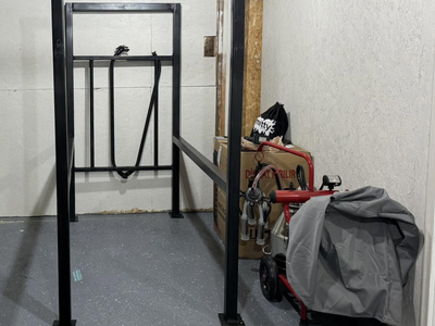 Metal stanchion with head catch