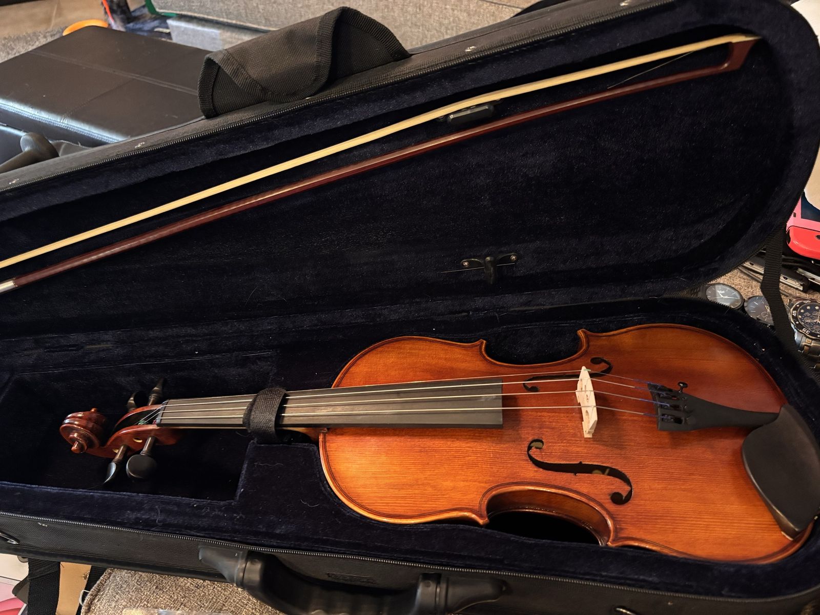 Like New Bellafina 4/4 Violin In Case With Bow