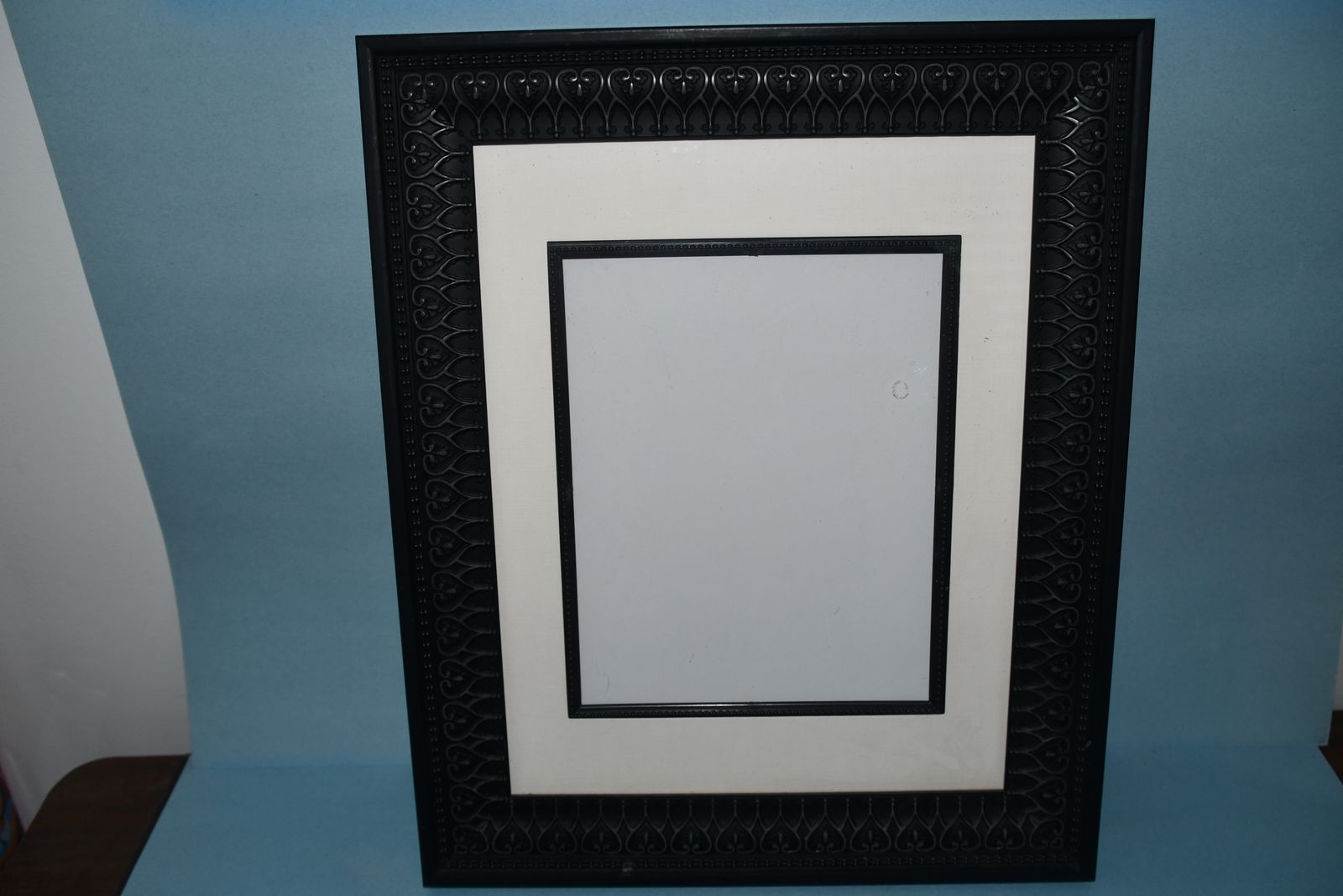 BEAUTIFUL BLACK FRAME ~ HOLDS  8" x 10" PICTURE ~ FRAME SIZE 14.5 x 18" ~ HANGERS ~ VERY PRETTY DESIGN