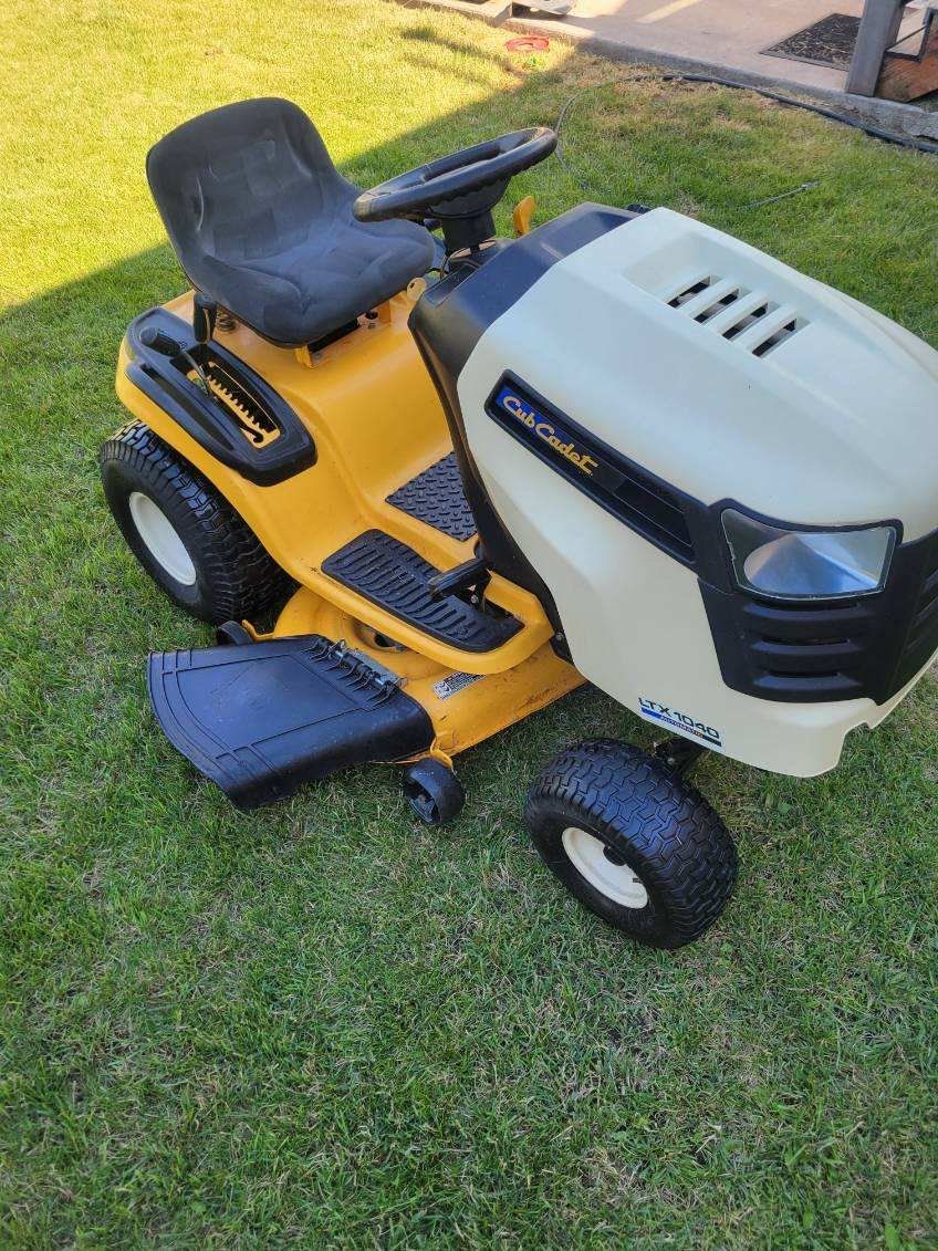 Cub Cadet LT1040 42" 19HP Kohler Lawn Tractor - 158.8 Hours
