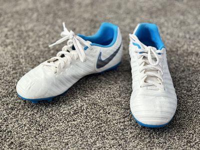 Tiempo soccer cleats size 4Y, blue/white