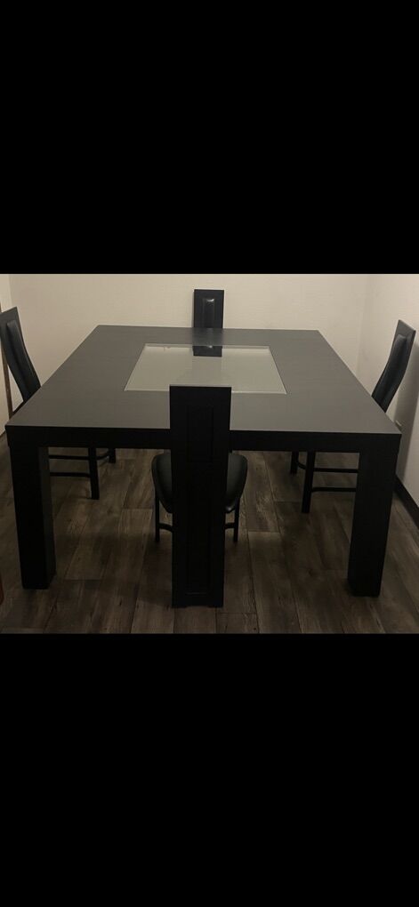 STUNNING HIGH END DINING SET