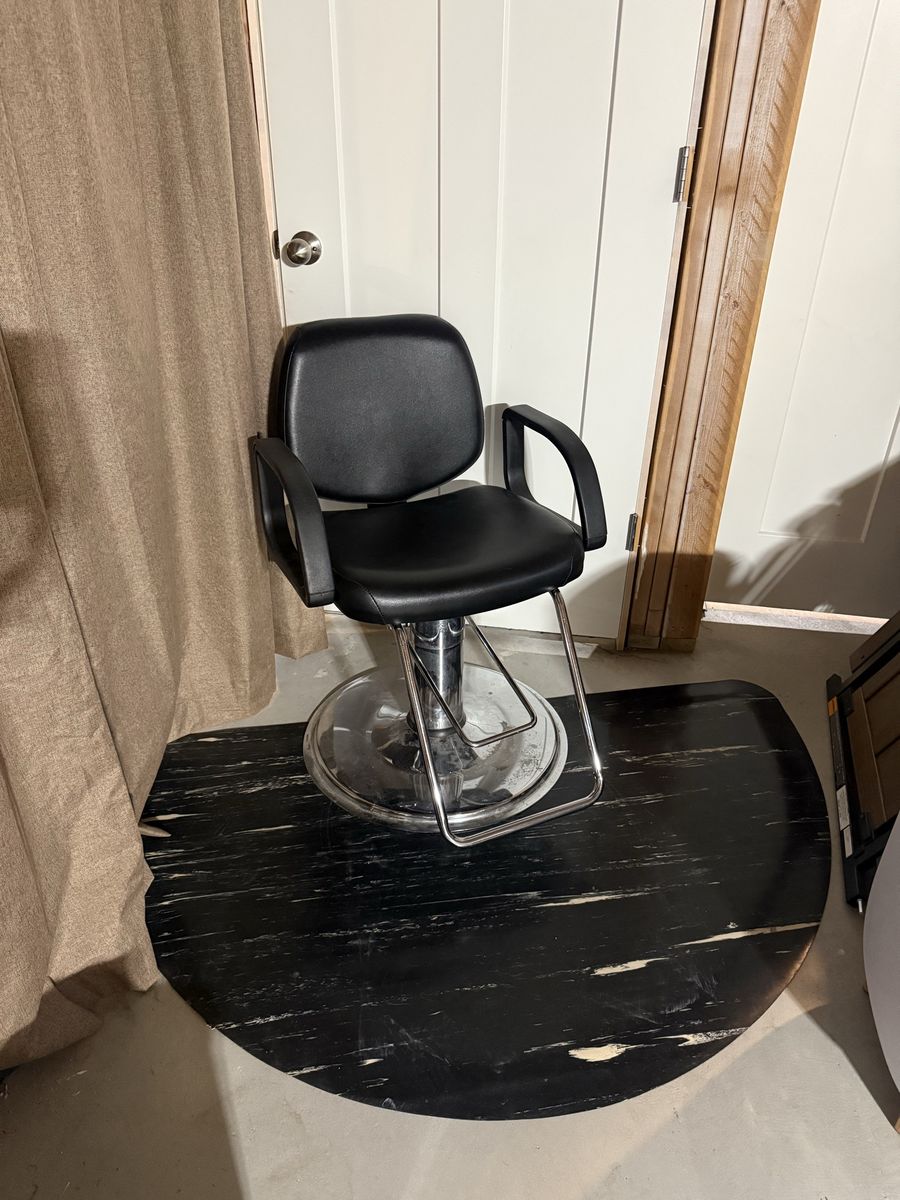 Black Hydraulic Salon Styling Chair with Chrome Base and Anti-Fatigue Floor Mat