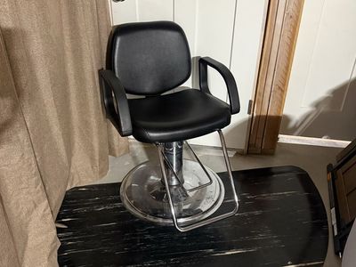 Black Hydraulic Salon Styling Chair with Chrome Base and Anti-Fatigue Floor Mat