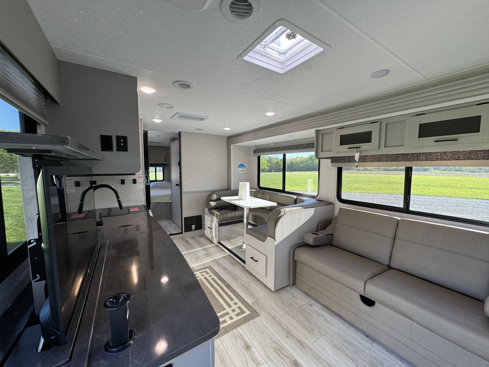 Fully stocked 31MB Motorhome- sleeps 8- queen bed- RV for rent️