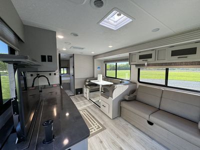 Fully stocked 31MB Motorhome- sleeps 8- queen bed- RV for rent️