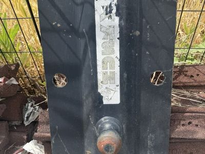 Goose neck truck bed adaptor.