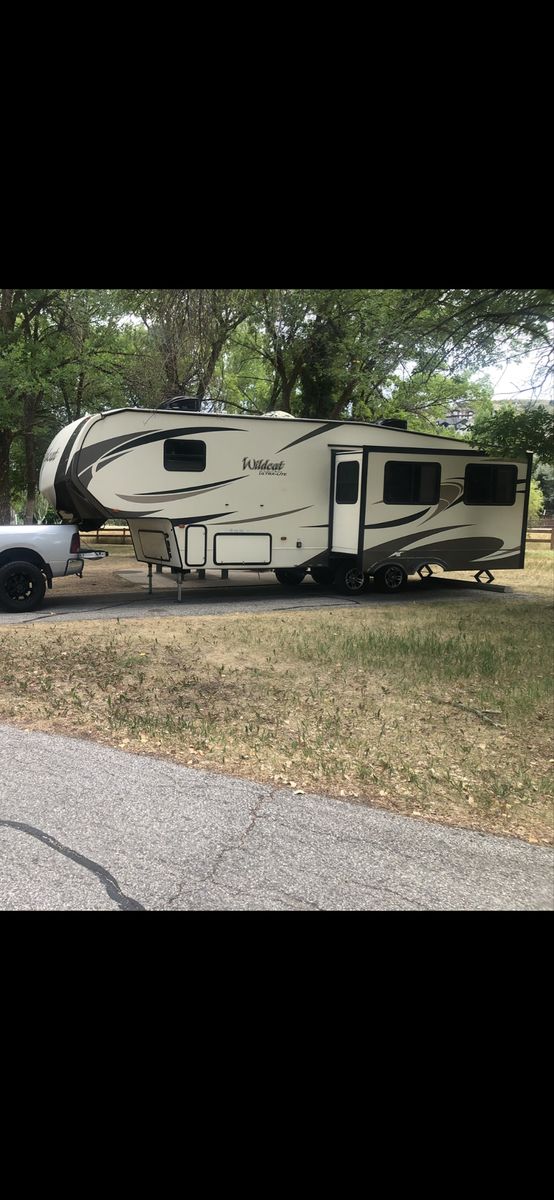 Forest River Wildcat Ultra-Lite 5th Wheel Travel Trailer