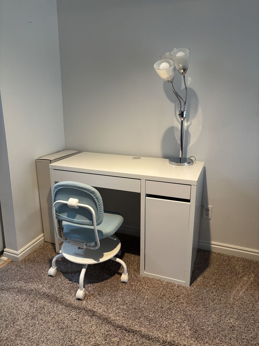 Child desk