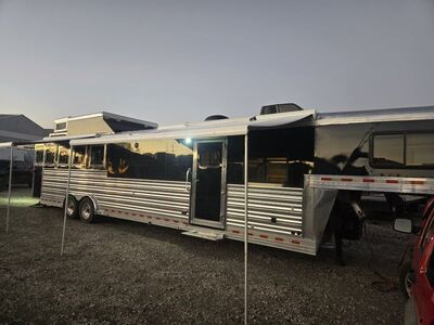 Dimond 4 Horse Trailer with Living quarters