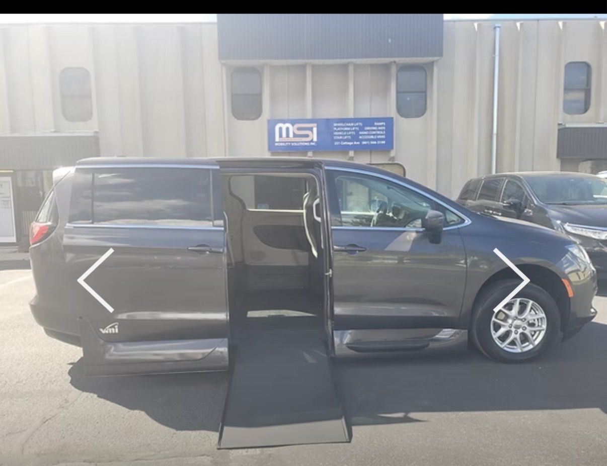 2022 Chrysler Voyager LX