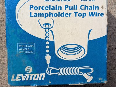 Porcelain Pull Chain Lampholder (light bulb) Top W