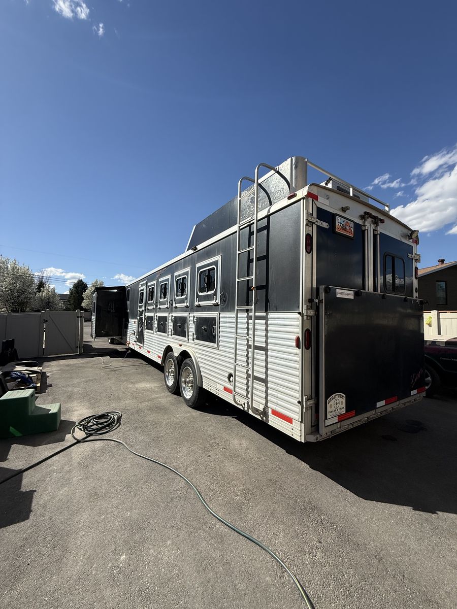 2014 Bison 5 Horse w/LQ and Bunks