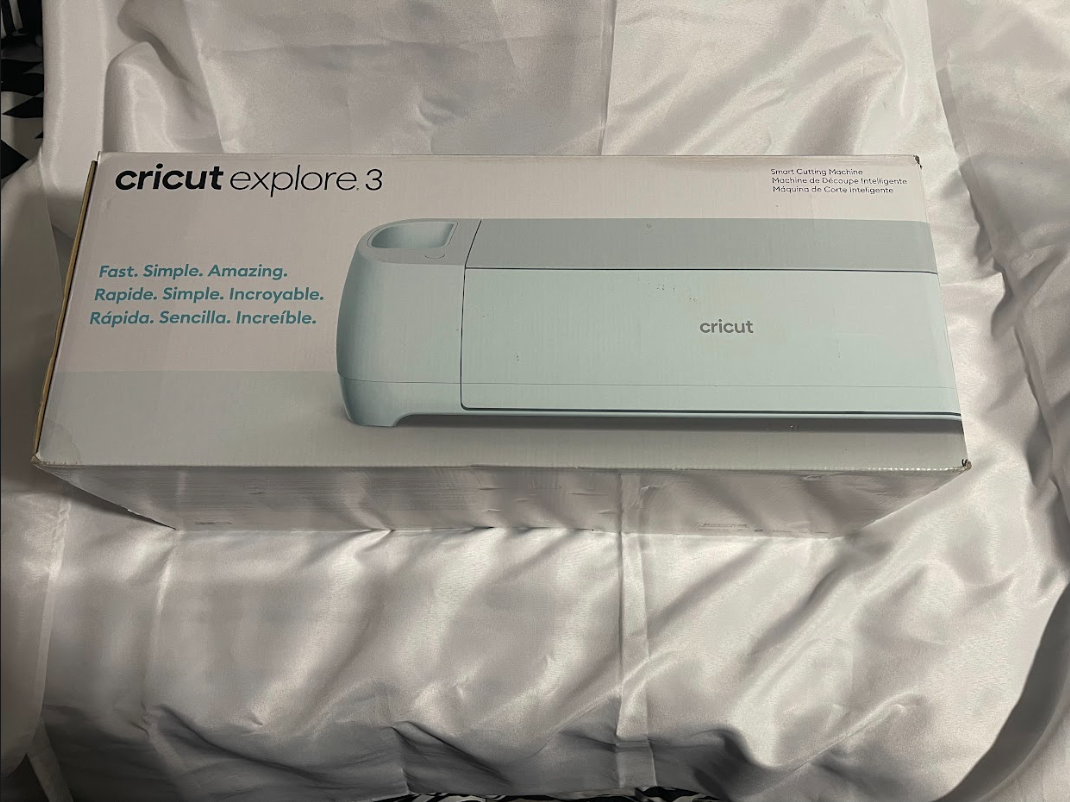 Cricut Explore 3 – LIKE NEW Sticker/Vinyl Cutting Machine + Mat