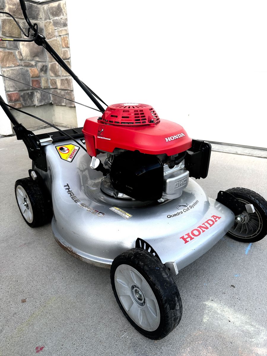 Honda HRR216 self-propelled lawn mower