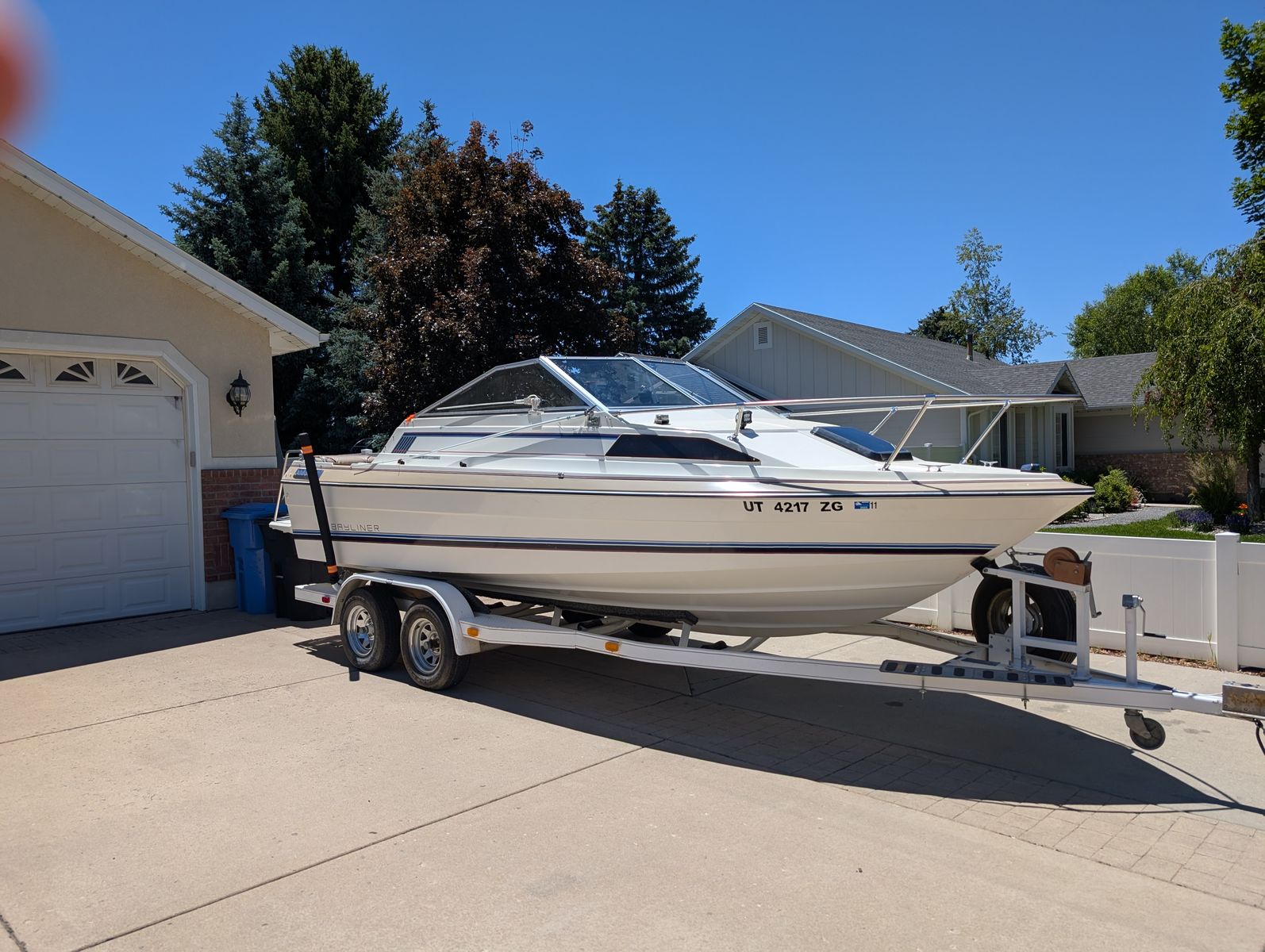1984 Bayliner 2150 Capri Cuddy