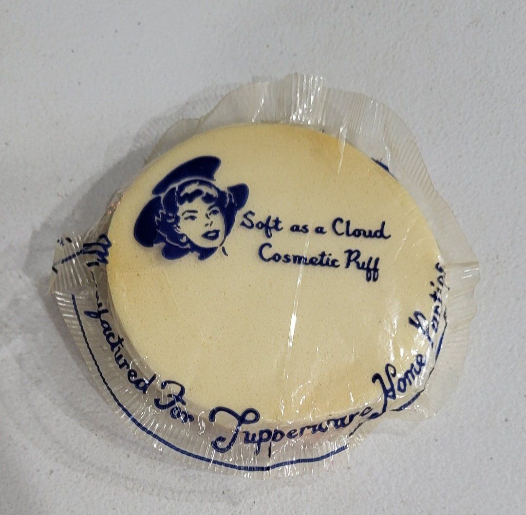 **RARE VINTAGE TUPPERWARE POWDER PUFF**