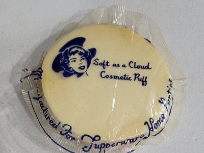 **RARE VINTAGE TUPPERWARE POWDER PUFF**