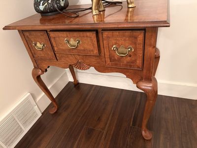 1990s Hekman George III English Style Walnut Dressing Table Lowboy