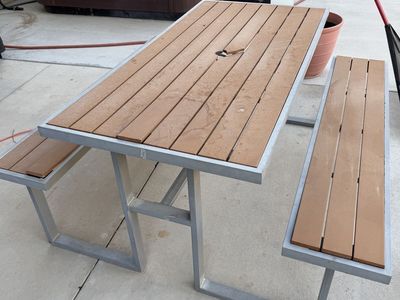 Free outdoor table