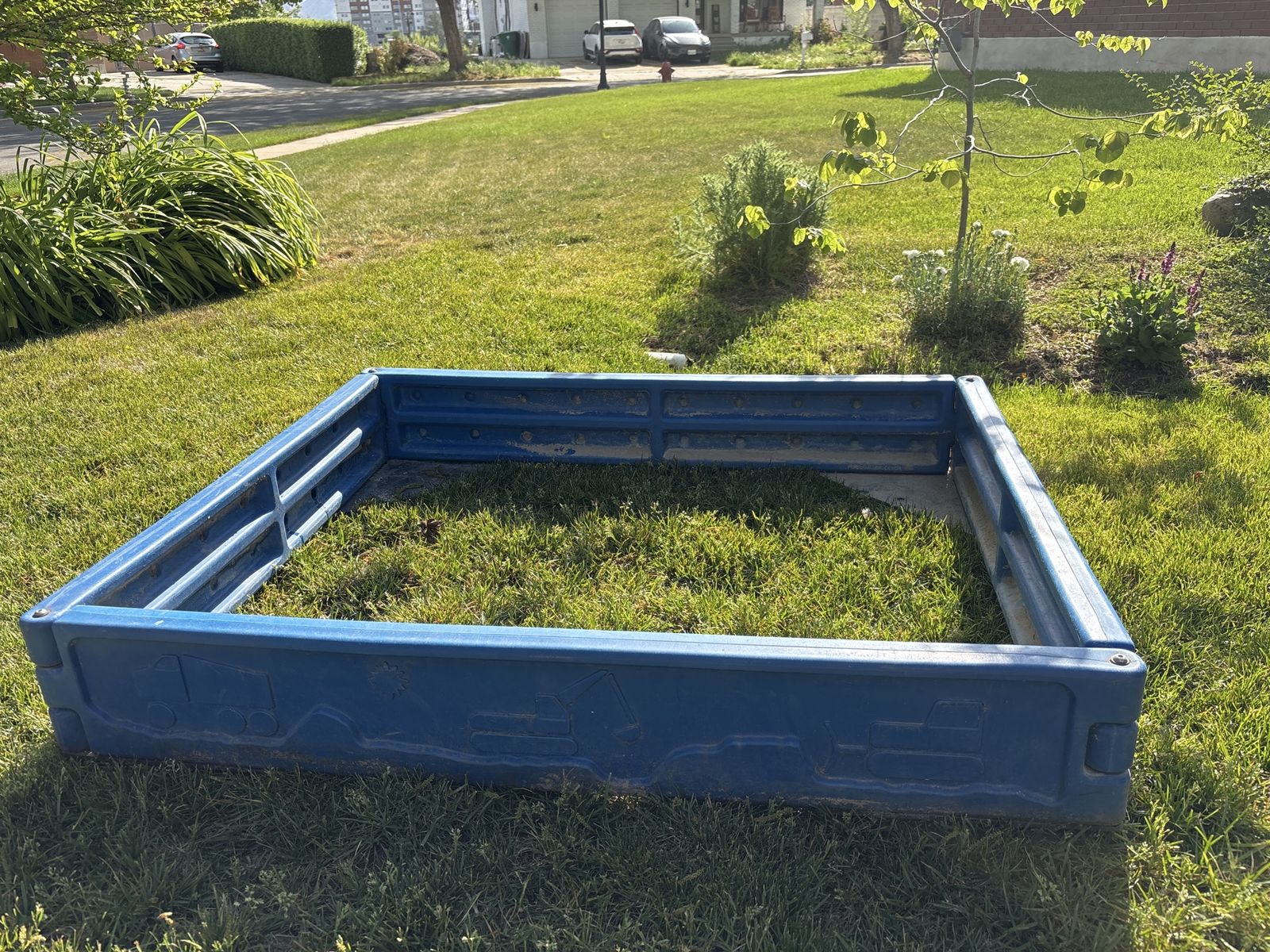 Sand box with cover