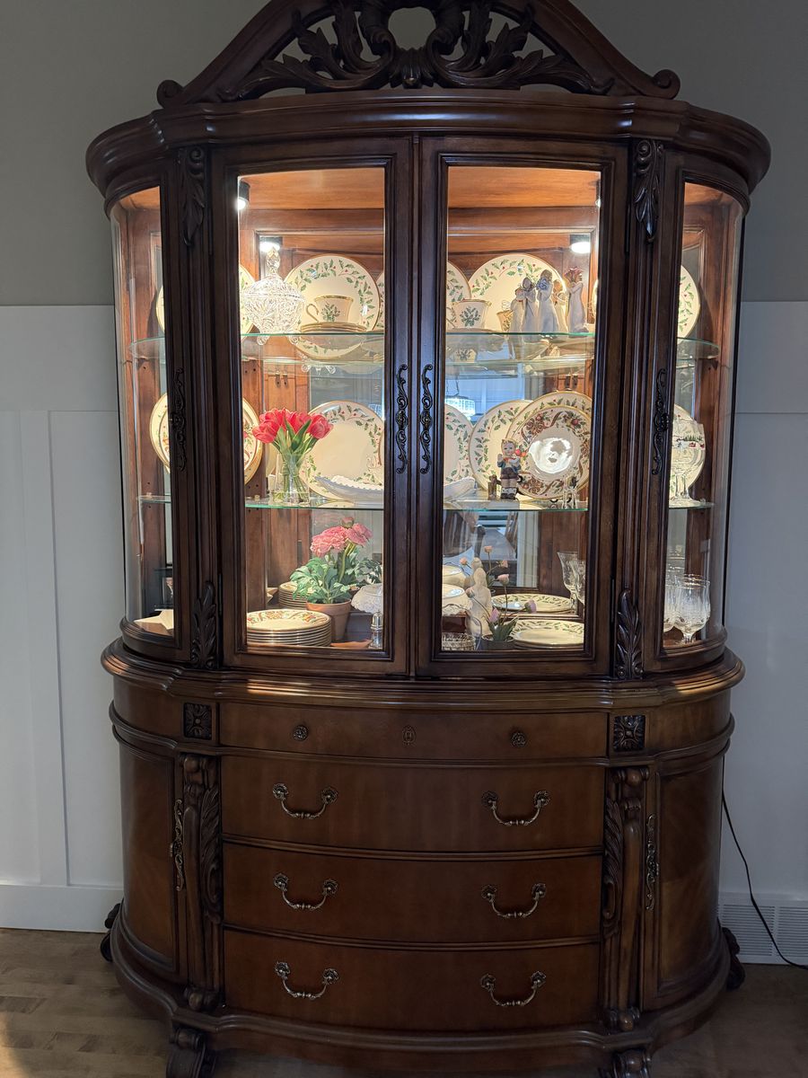 Elegant traditional Dining Room Set