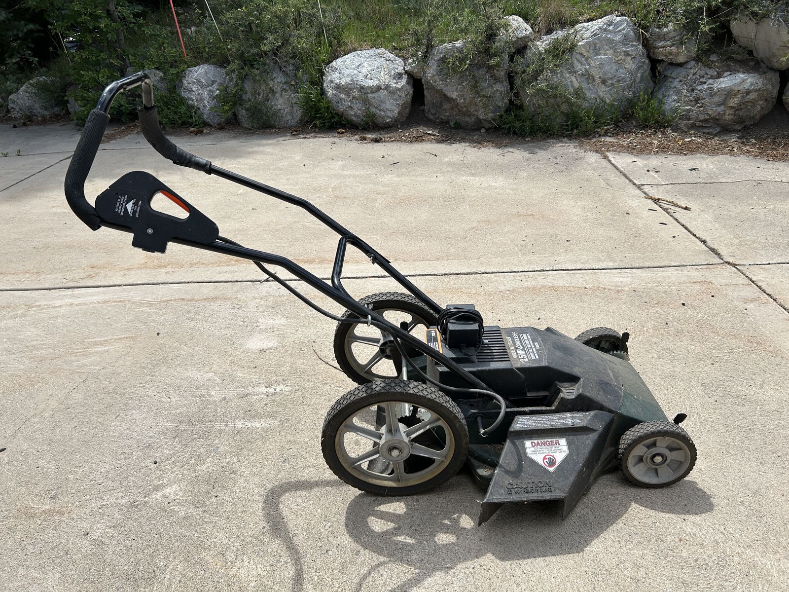 ELECTRIC BATTERY OPEATED LAWN MOWER