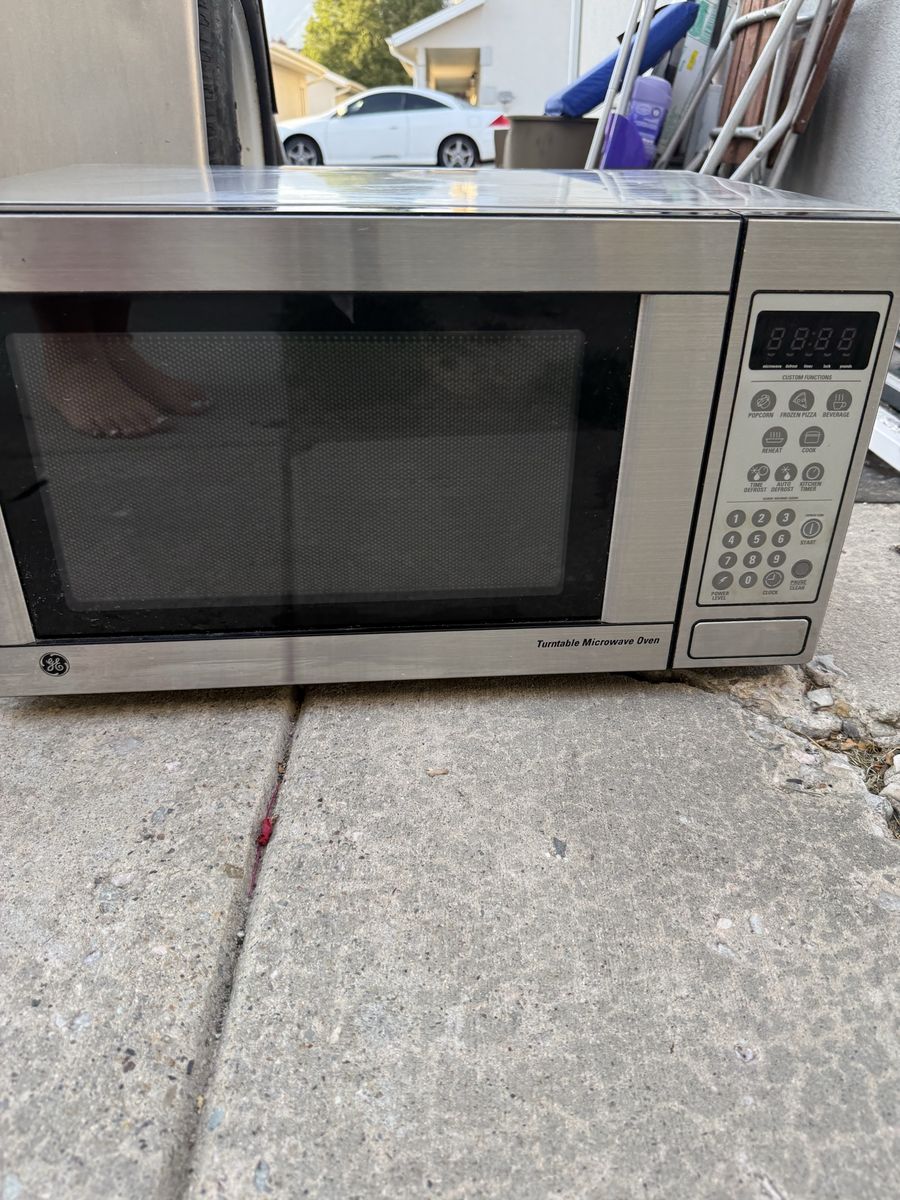 GE Stainless Steel Turntable Microwave Oven, Countertop Model