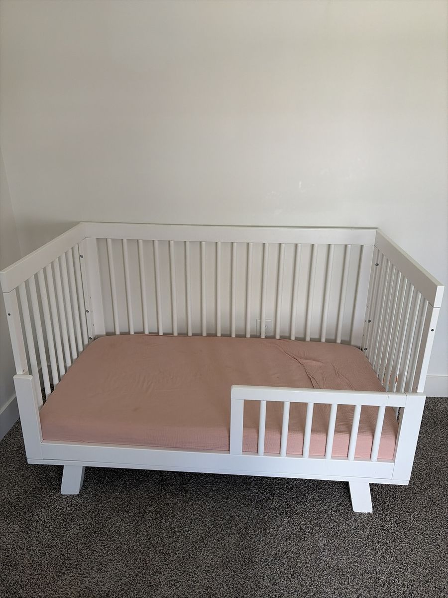 White Crib Bed with Safety Rail, Good Condition