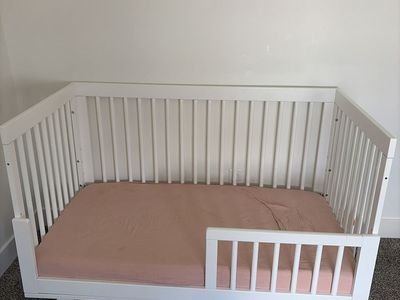 White Crib Bed with Safety Rail, Good Condition