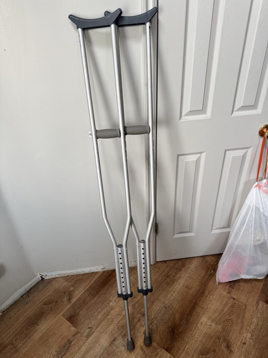 Adult adjustable crutches